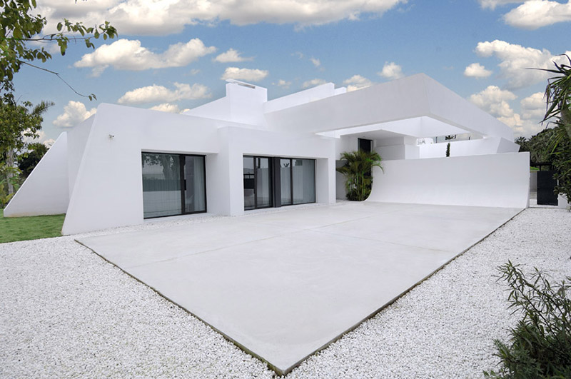 Дом из белого бетона